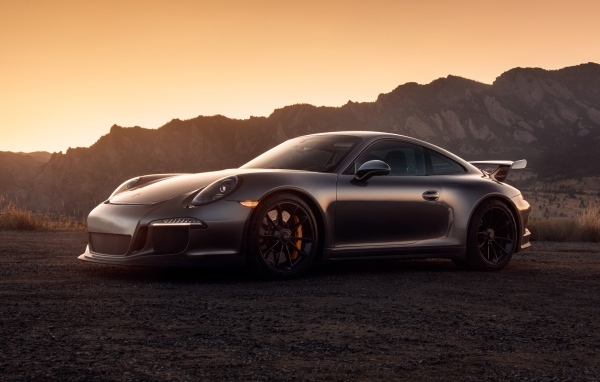Дорогой автомобиль Porsche 911 GT3