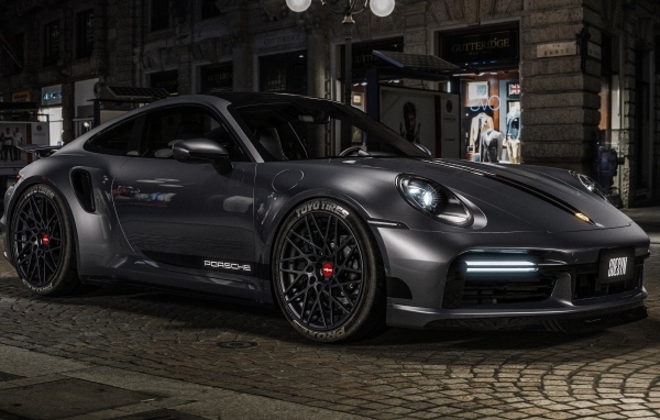 Быстрый автомобиль Porsche 911 Turbo S у здания