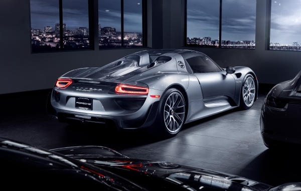 Быстрый Porsche 918 Spyder в гараже