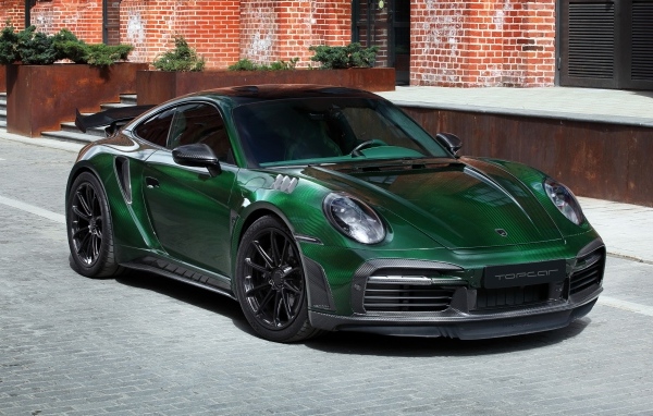 Зеленый автомобиль Porsche 911 Turbo S Stinger GTR Carbon