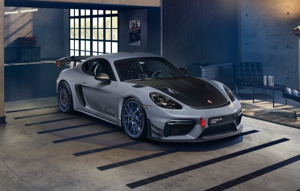 Автомобиль Porsche 718 Cayman GT4 RS Manthey Kit в гараже