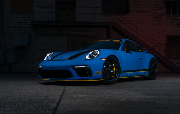 Автомобиль Porsche 911 GT3 RS в темной комнате