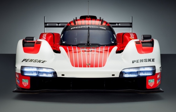 Спортивный гоночный автомобиль Porsche 963 Prototype вид спереди
