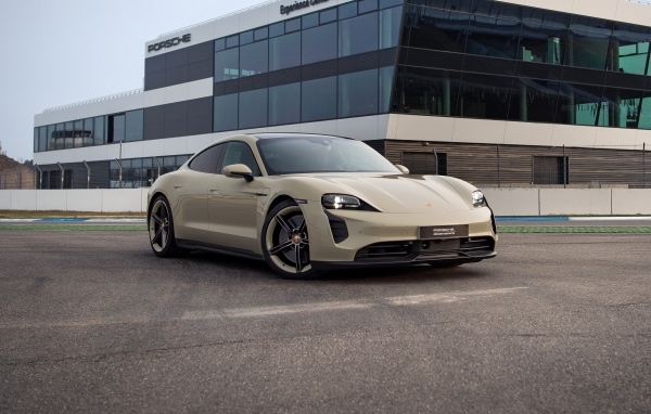 Автомобиль Porsche Taycan GTS у здания