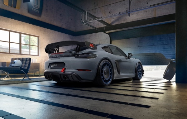 Вид сзади на автомобиль Porsche 718 Cayman GT4 RS Manthey Kit