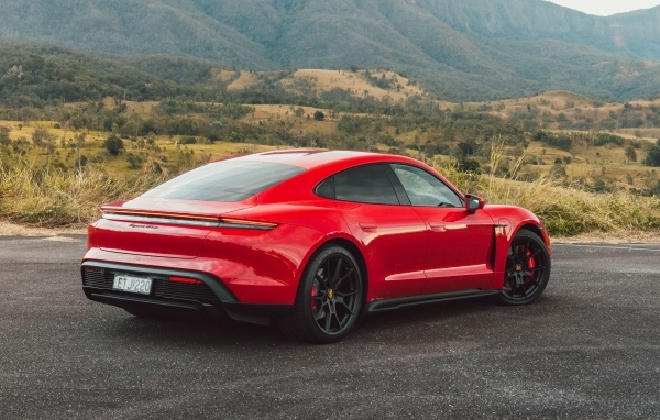 Красный автомобиль Porsche Taycan GTS вид сзади