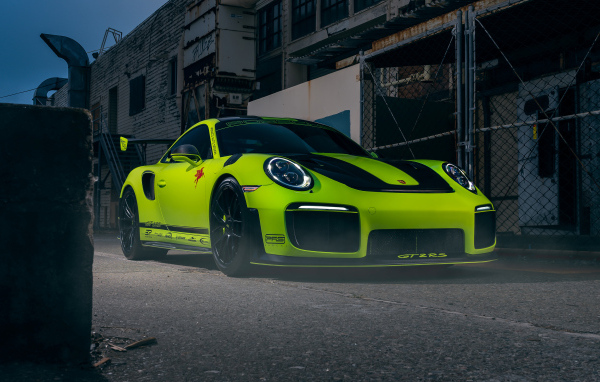 Спортивный автомобиль Porsche 911 GT2 RS салатового цвета