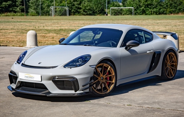 Стильный автомобиль Porsche 718 Cayman GT4