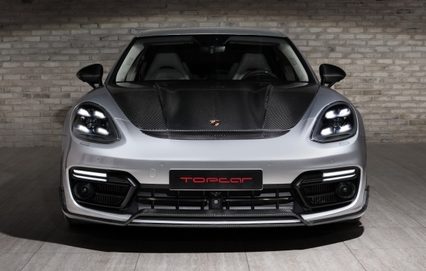 Автомобиль TopCar Porsche Panamera Turbo GT Edition 2023 года на фоне стены