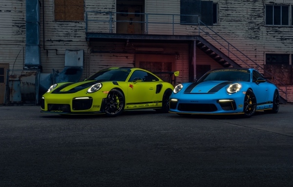 Два спортивных автомобиля Porsche 911 GT2 RS & GT3 RS
