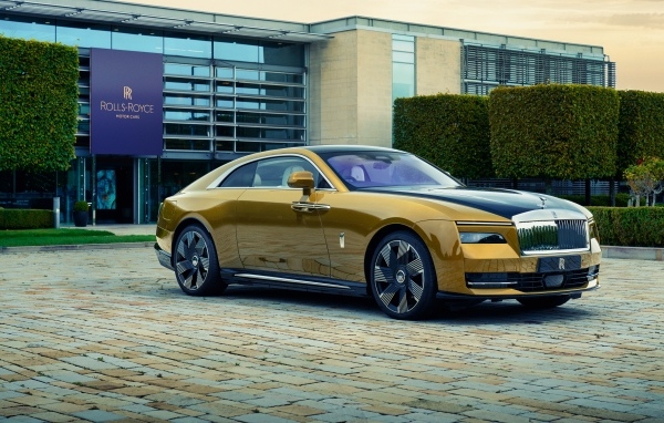 Красивый автомобиль Rolls-Royce Spectre у дома