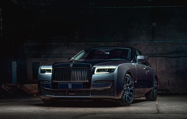 Черный автомобиль Rolls-Royce Ghost