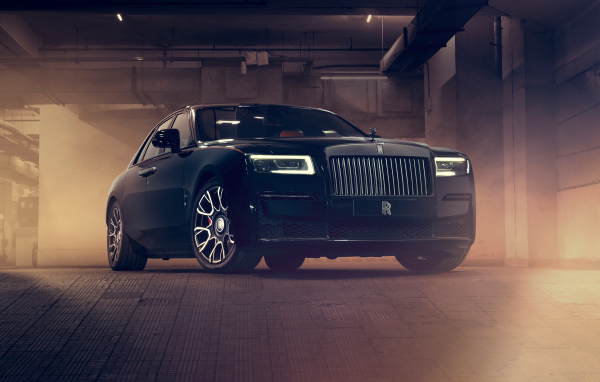 Черный автомобиль Rolls Royce Ghost Black Badge