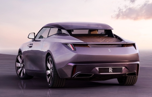 Дорогой Rolls-Royce Amethyst Droptail вид сзади