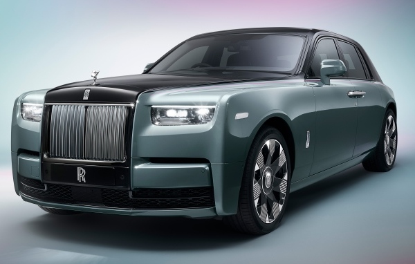 Дорогой автомобиль Rolls-Royce Phantom на сером фоне