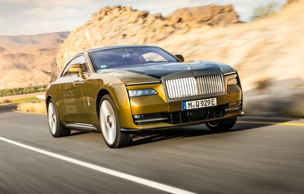 Дорогой автомобиль Rolls-Royce Spectre на трассе