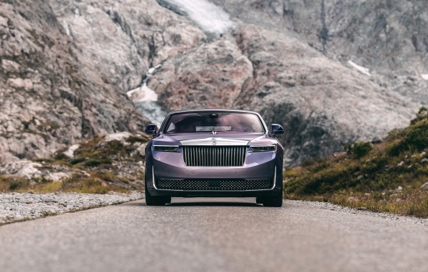 Вид спереди на автомобиль Rolls-Royce Amethyst Droptail