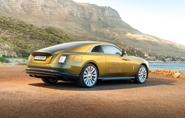Золотистый Rolls-Royce Spectre вид сзади