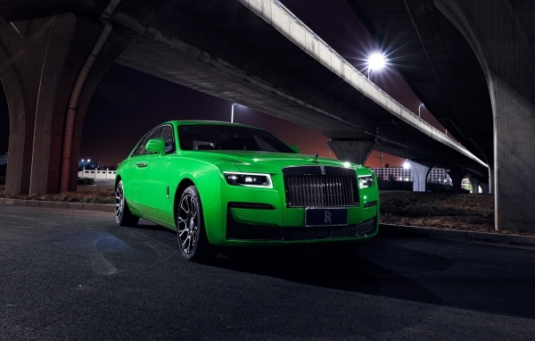 Зеленый автомобиль Rolls-Royce Black Badge Ghost