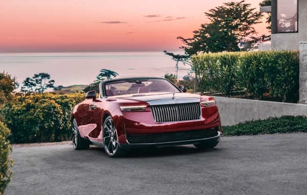 Красный автомобиль Rolls-Royce La Rose Noire Droptail вид спереди
