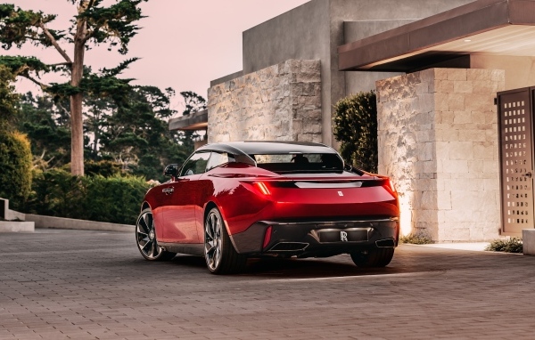 Красный автомобиль Rolls-Royce La Rose Noire Droptail вид сзади