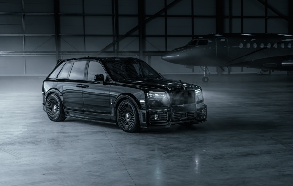 Автомобиль Rolls-Royce Cullinan с включенными фарами