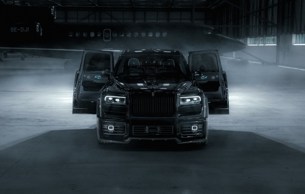 Автомобиль Rolls-Royce Cullinan с открытыми дверями