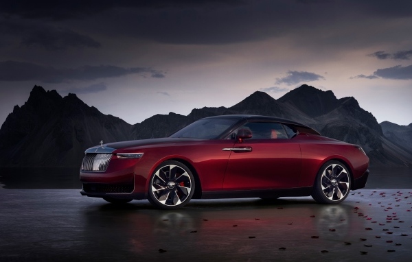 Автомобиль Rolls-Royce La Rose Noire Droptail 2023 года на фоне гор