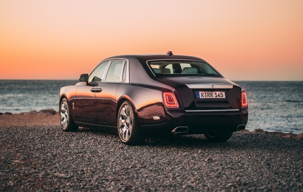 Автомобиль Rolls-Royce Phantom вид сзади