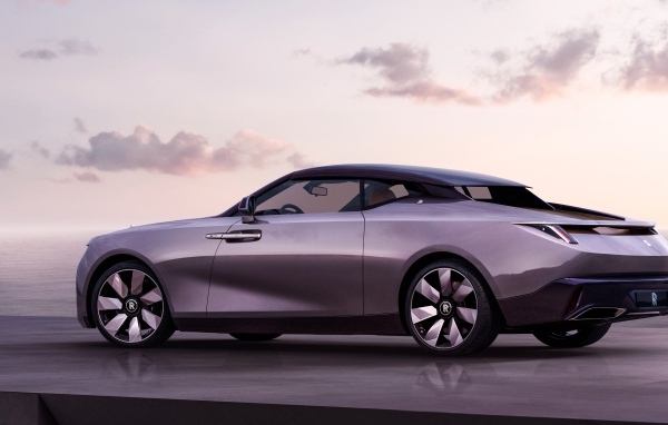 Серебристый автомобиль Rolls-Royce Amethyst Droptail вид сзади