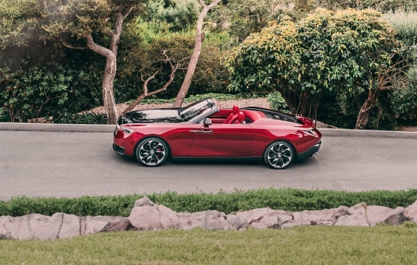 Вид сверху на красный автомобиль Rolls-Royce La Rose Noire Droptail 2023 года