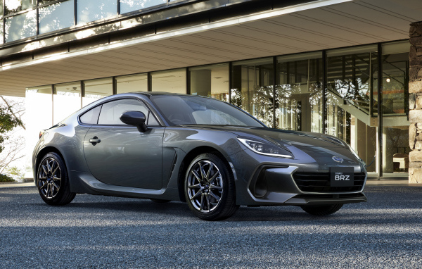Автомобиль Subaru BRZ 2023 у дома 