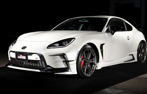 Белый автомобиль Toyota GR 86 GR Parts Concept 2023 года