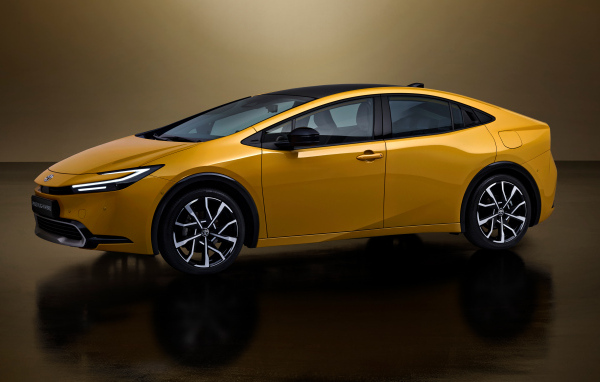 Желтый автомобиль Toyota Prius Plug-In Hybrid 2023 года