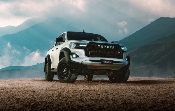 Большой Toyota Hilux GR Sport Double Cab 2023 года
