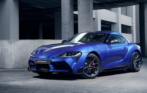 Синий автомобиль Toyota GR Supra 3.0 MT 2023 года у серого здания