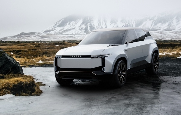 Внедорожник Toyota Land Cruiser Se 2023  года в горах