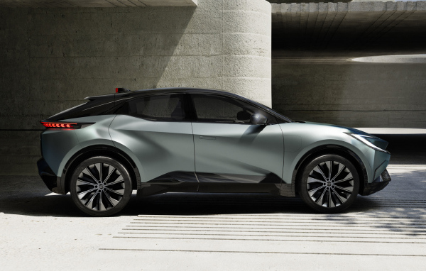 Вид сбоку на автомобиль Toyota BZ Compact SUV Concept 2022 года