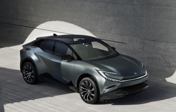 Автомобиль Toyota BZ Compact SUV Concept 2022  у стены