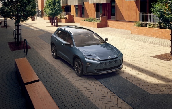 Автомобиль Toyota Crown Signia 2025 года на улице города