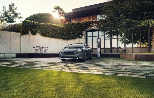 Автомобиль Toyota Prius Prime заправляется