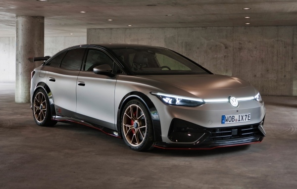 Новый серебристый автомобиль Volkswagen ID.X Performance 2023 года