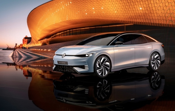 Серебристый автомобиль Volkswagen ID. AERO у здания