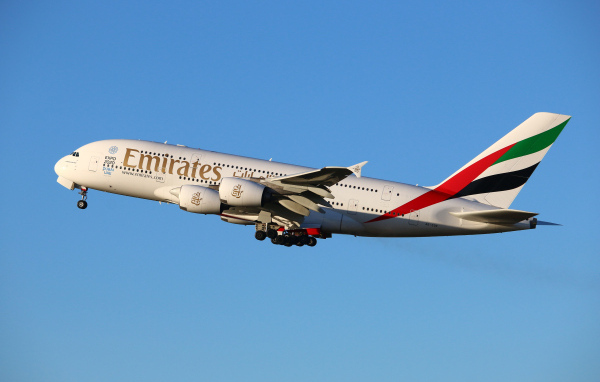 Большой аэробус A380-800 компании Emirates Airline