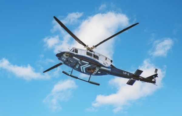 Полицейский вертолет в голубом небе