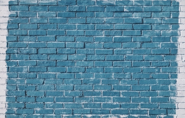 Синие кирпичи в белом квадрате фон