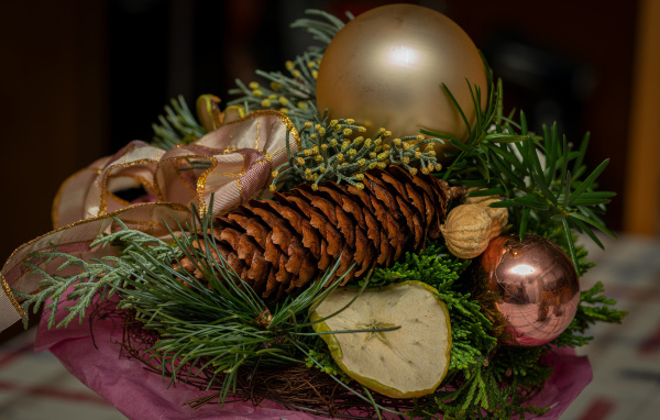 Ветки ели, шишки и елочная игрушка на Рождество