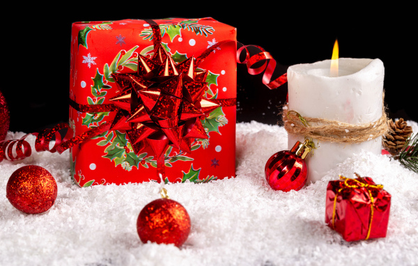 Подарок и елочные игрушки на Рождество 2024