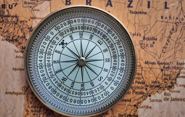 Большой компас лежит на старой карте