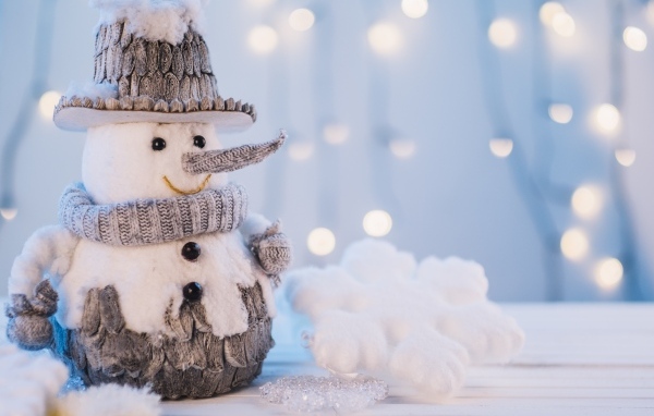 Красивый игрушечный снеговик на столе
